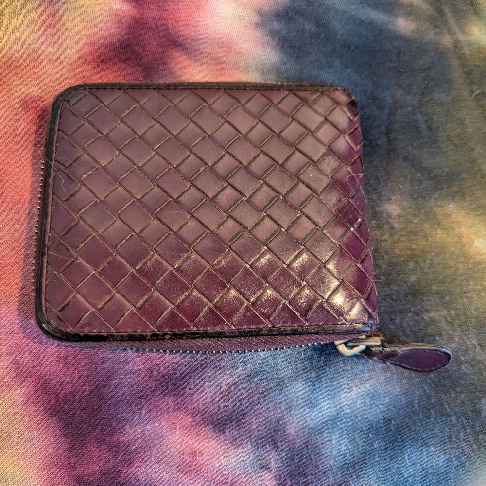VGUC Bottega Veneta Zip Bifold Wallet in Merlot